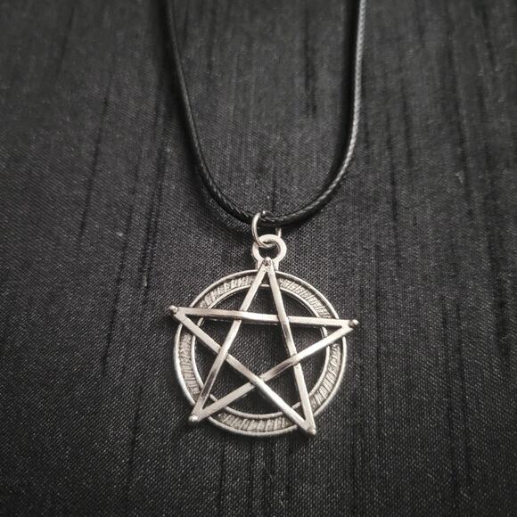 Pentagram silver tone necklace - Picture 1 of 2
